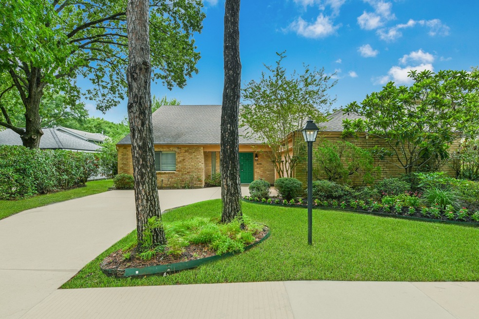 10314 Olympia Dr, Houston, TX 77042 - photo 1