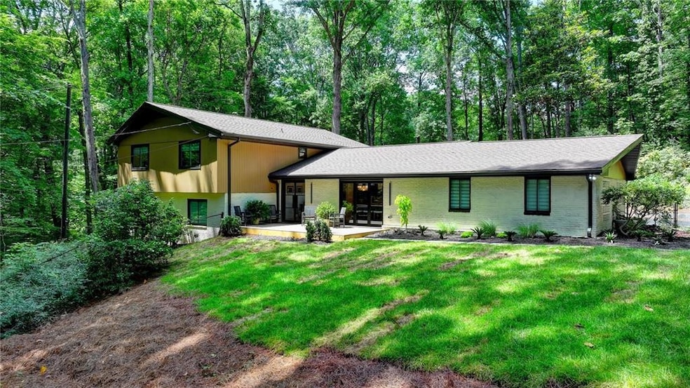 View of front facade featuring a front lawn