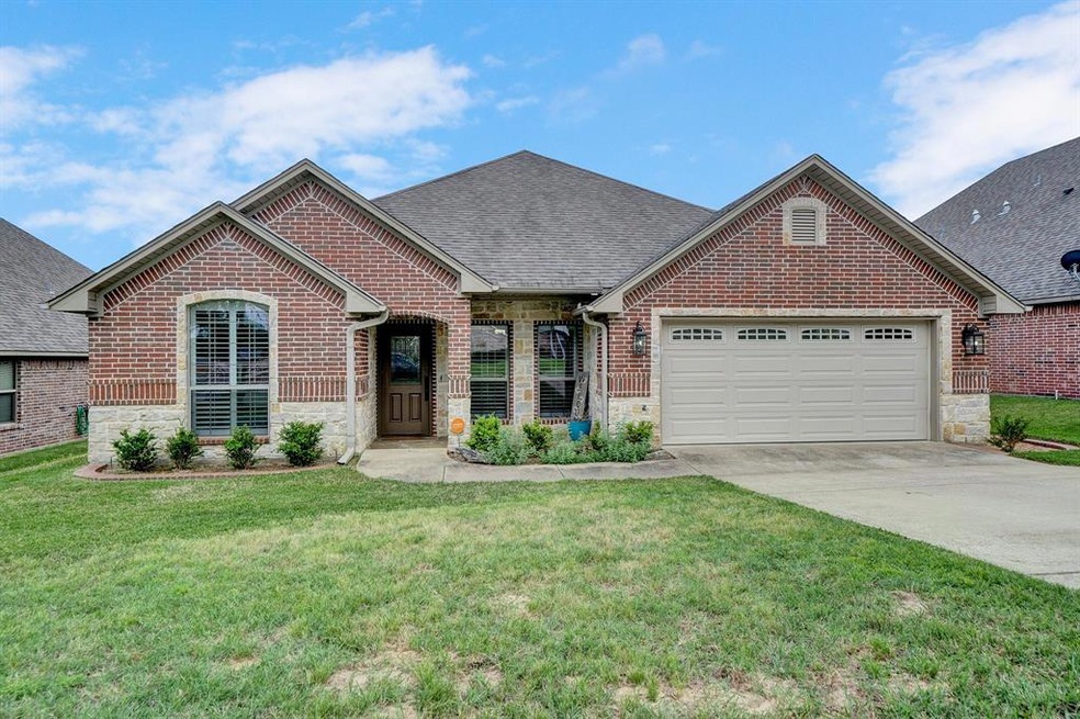 1677 Skidmore Ln, Tyler, TX 75703 - photo 1