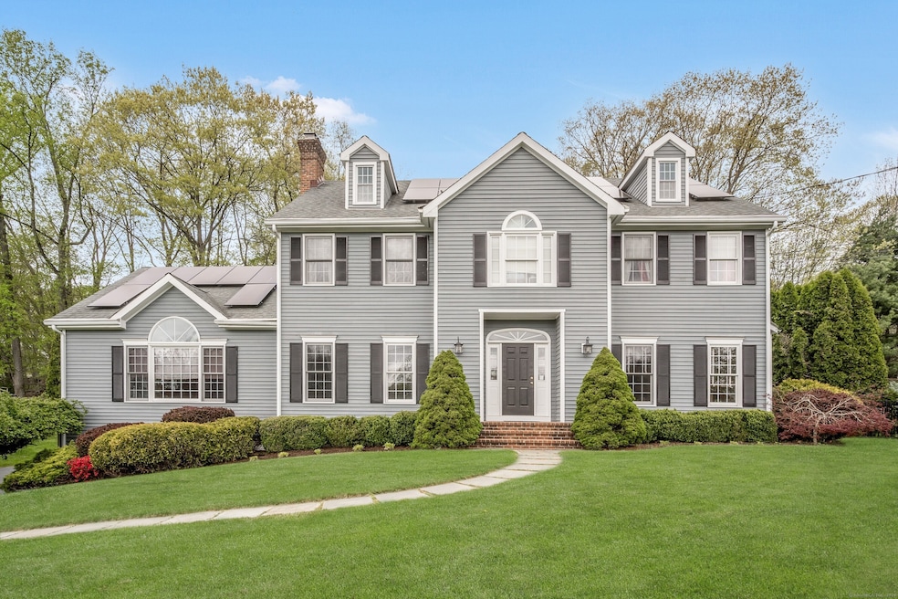 118 Meadowview Dr, Trumbull, CT 06611 - photo 1