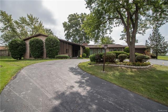 Landscaping & Circle Driveway