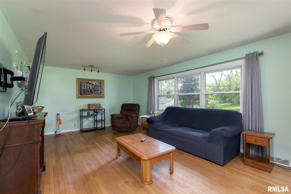 1135 Meadow Lane Dr, Bettendorf, IA 52722 - photo 1