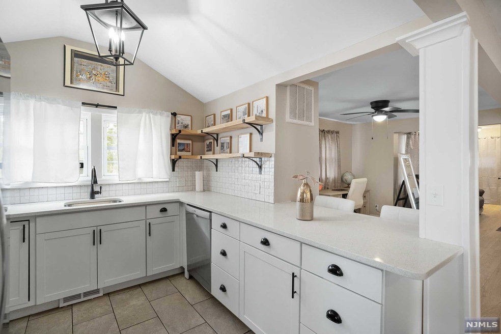 10 Kingsland Rd, Hewitt, NJ 07421 - photo 1