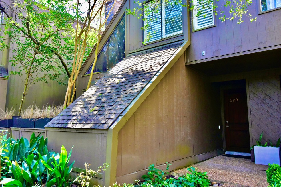 229 Litchfield Ln, Houston, TX 77024 - photo 1