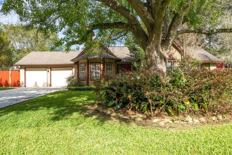 1307 Greenbriar Ave, Friendswood, TX 77546 - photo 1