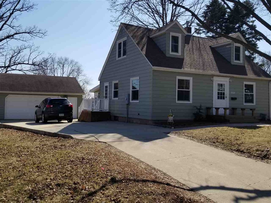 1121 Parker St, Cedar Falls, IA 50613 - photo 1