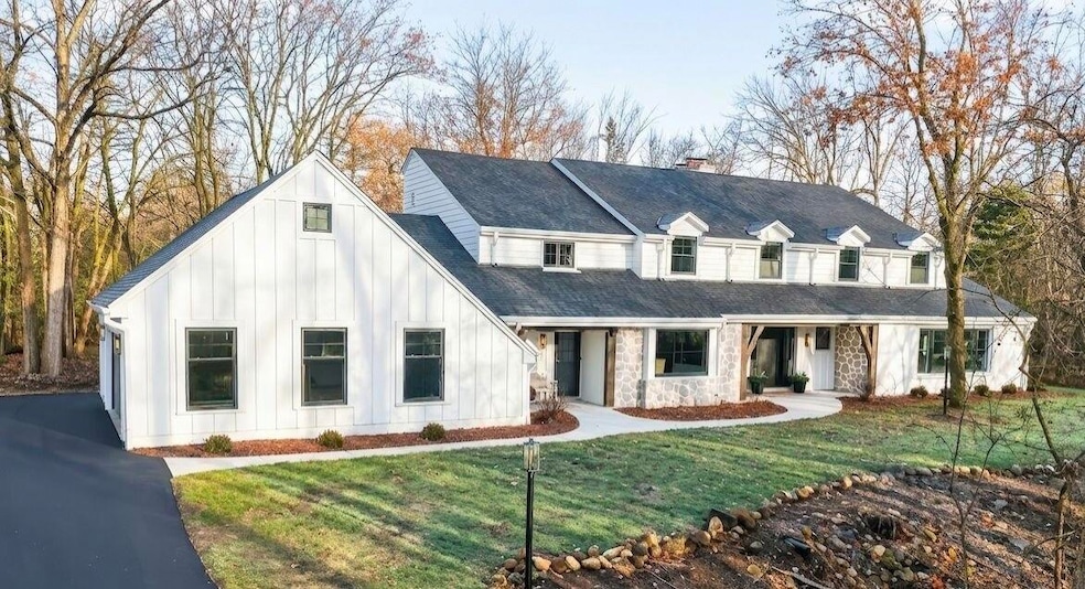 10525 N Fairway Ln, Mequon, WI 53092 - photo 1