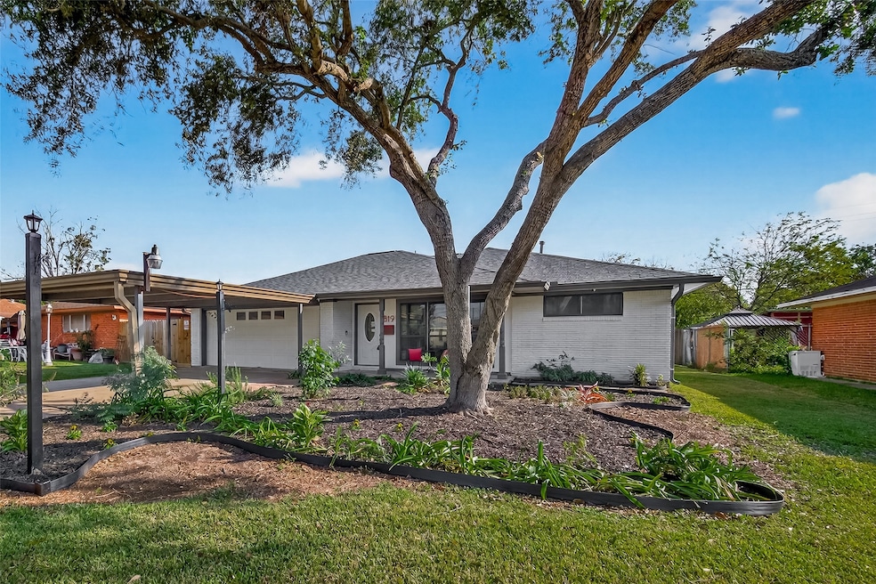 819 S 4th St, La Porte, TX 77571 - photo 1