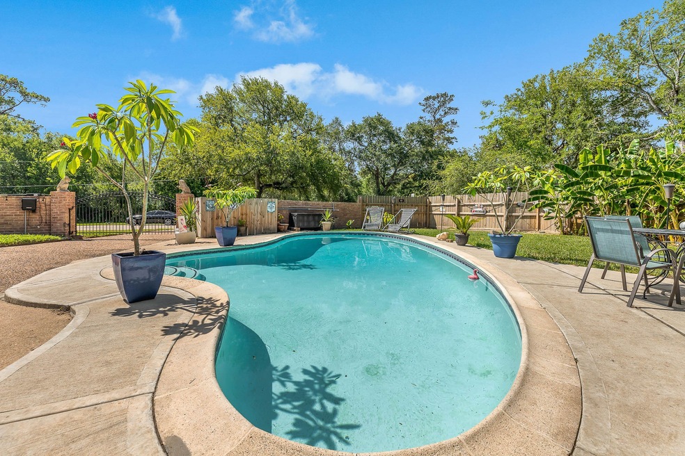 4 Haverford Ln, Friendswood, TX 77546 - photo 1