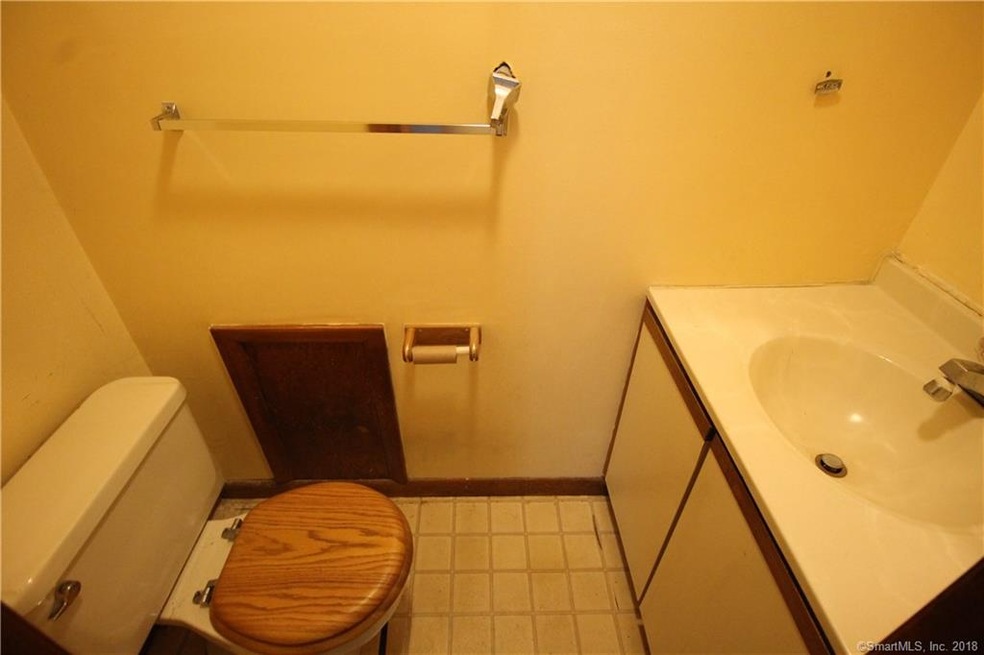 1535 Chopsey Hill Rd, Bridgeport, CT 06606 - photo 1