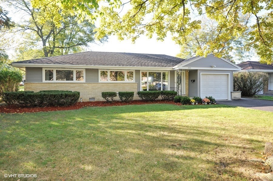 2313 Robincrest Ln, Glenview, IL 60025 - photo 1