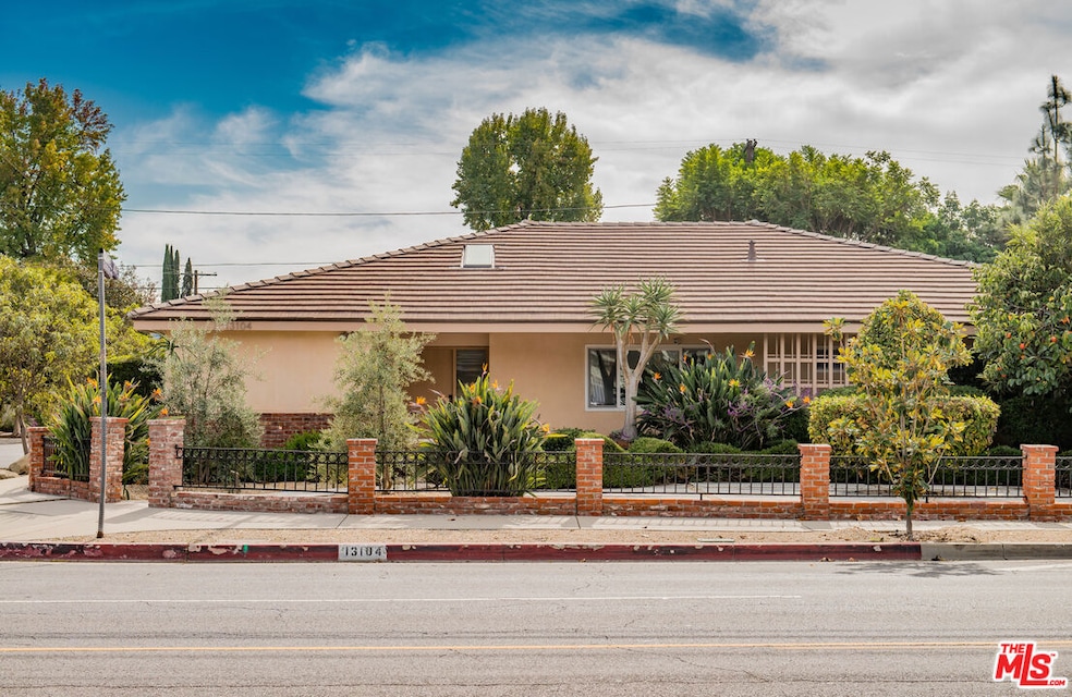 13104 Magnolia Blvd, Sherman Oaks, CA 91423 - photo 1