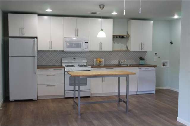Kitchen : View from living room to kitchen/eat-in 