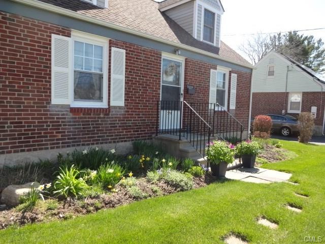 Bigger than it looks... beautiful garden in front 