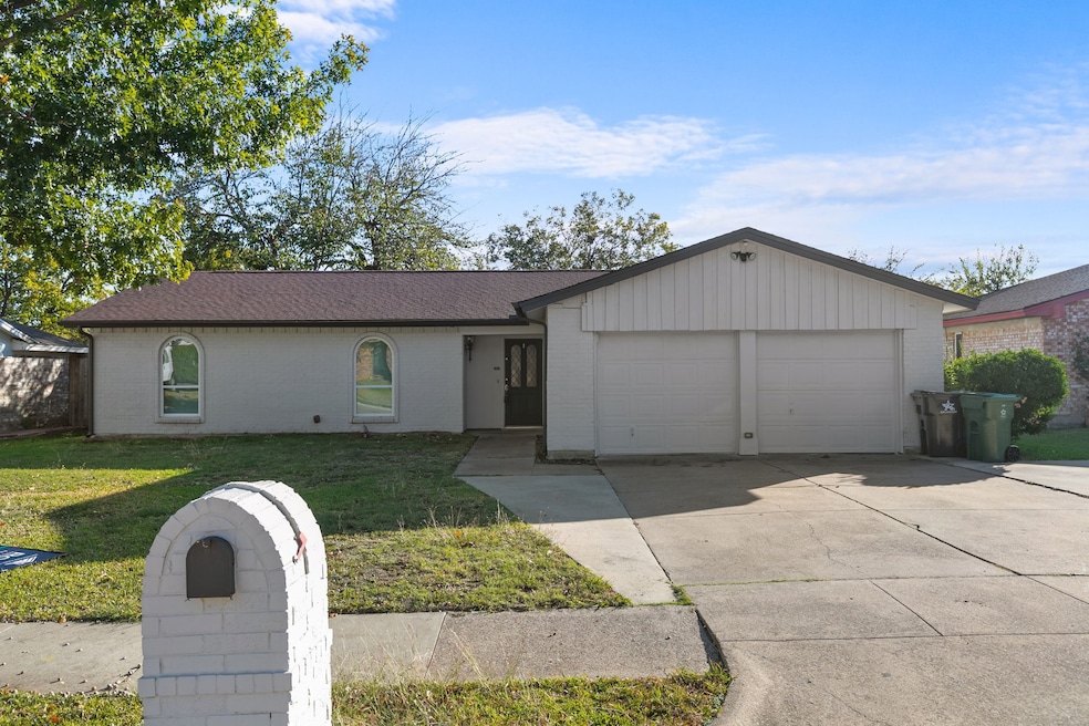 1002 Wembley Rd, Arlington, TX 76014 - photo 1