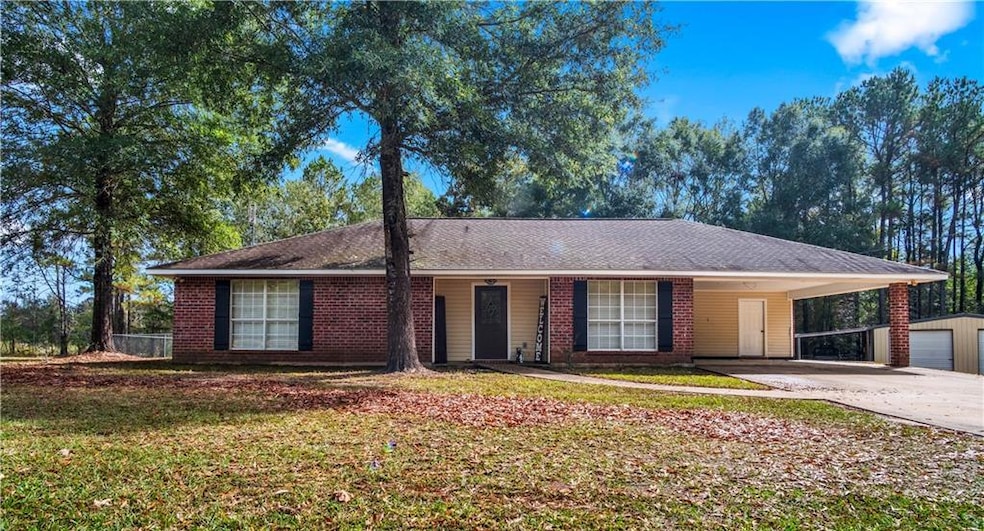 978 Lake Rd, Dry Prong, LA 71423 - photo 1