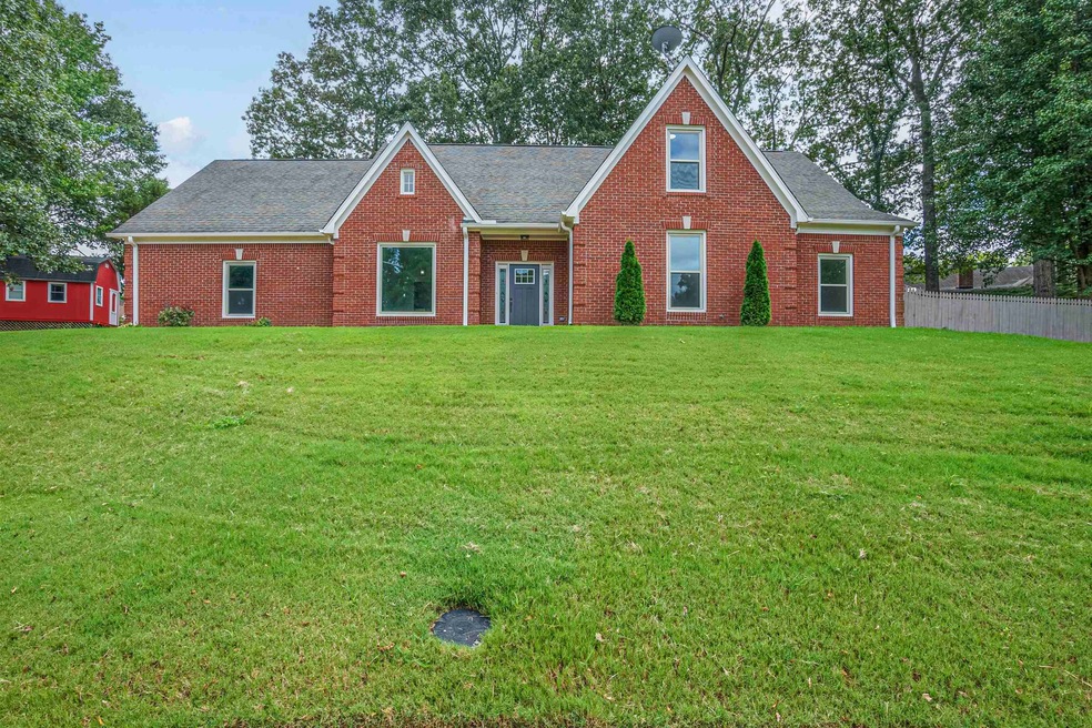 View of front facade featuring a front yard