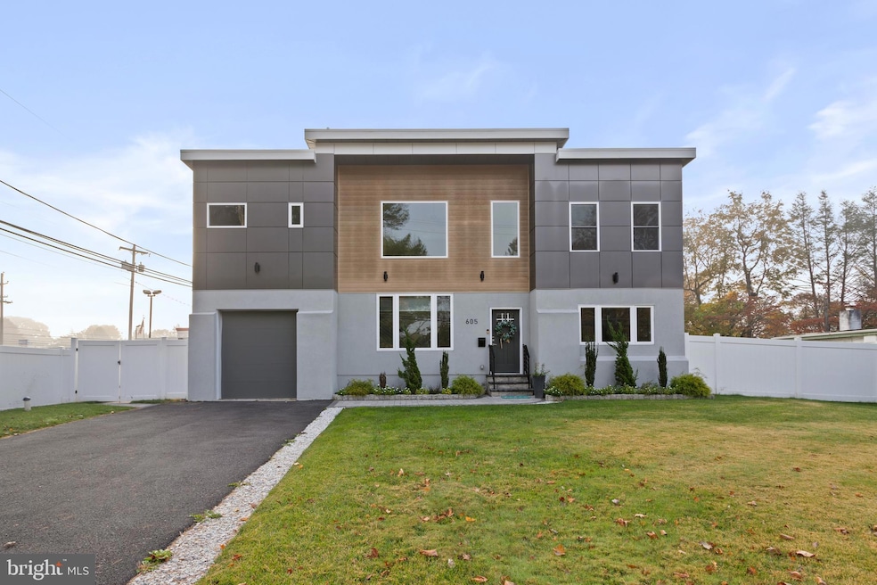 605 Cedar Grove Rd, Broomall, PA 19008 - photo 1