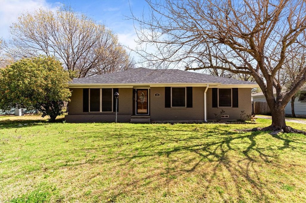 1106 Whaley Dr, Gainesville, TX 76240 - photo 1