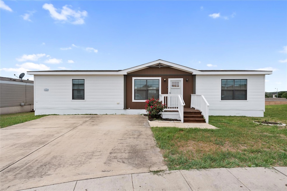 Manufactured / mobile home featuring concrete dri