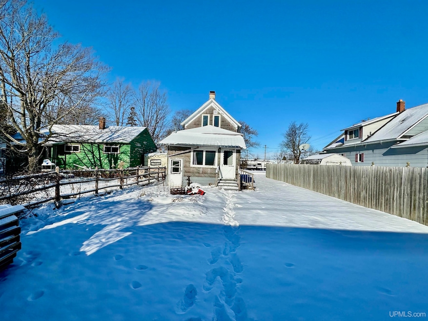 1205 Superior St, Gladstone, MI 49837 - photo 1