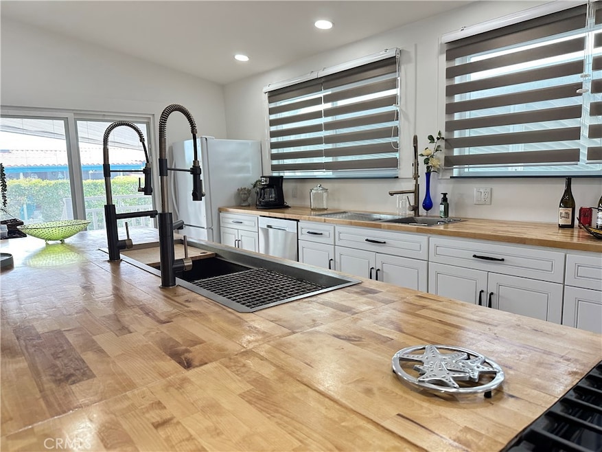 Beautiful open kitchen. Love to entertain, have big family dinners.  This is the kitchen for you!