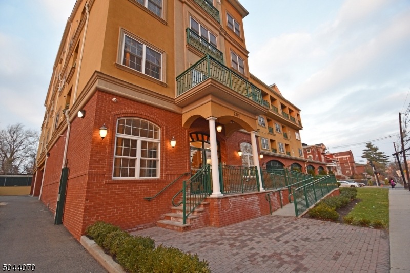 201-211 W Jersey St unit 314, Elizabeth, NJ 07202 - photo 1