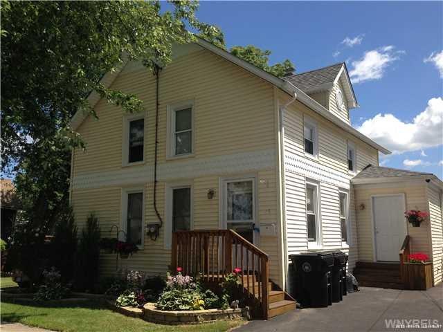 Exterior Front great curb appeal, nicely landscaped, double lot, great home