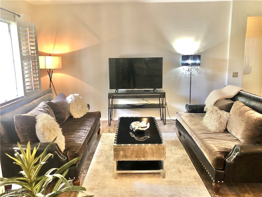 LARGE TELEVISION, GORGEOUS FURNISHINGS AND RUGS!