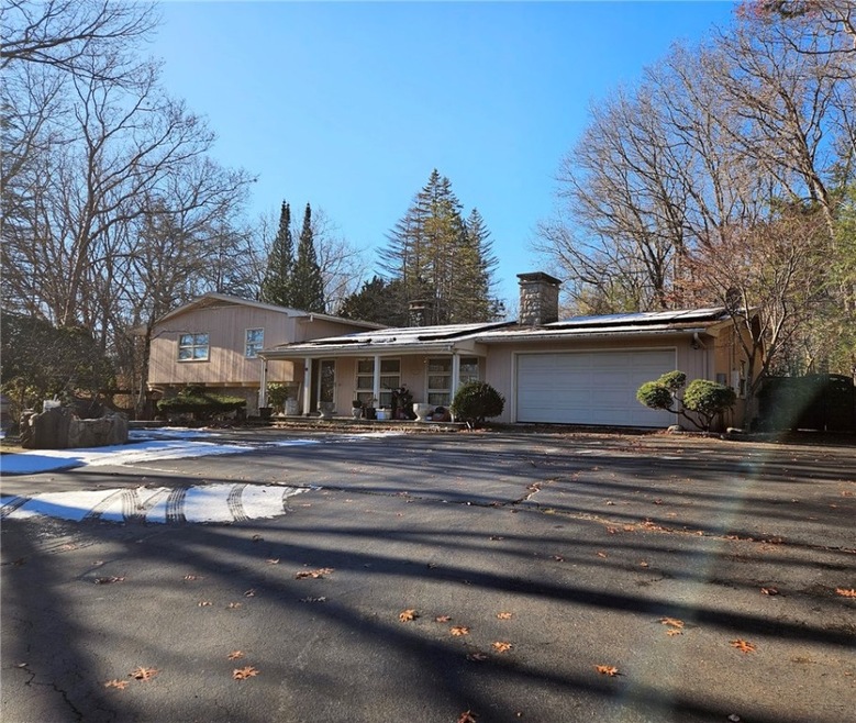 Driveway can fit 10+ Cars