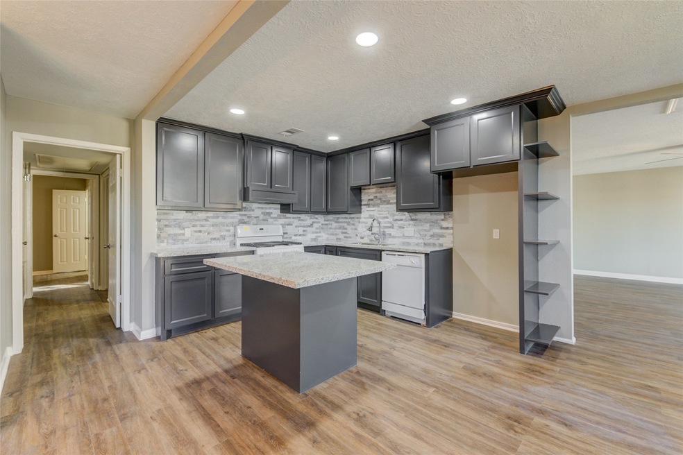 7746 Parker Rd, Houston, TX 77016 - photo 1