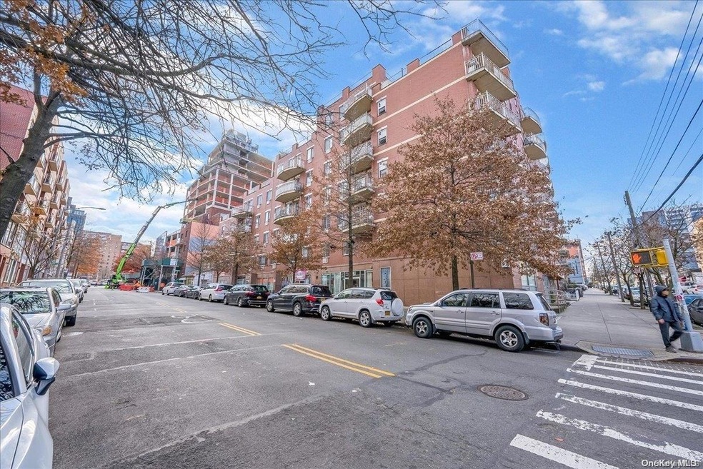 35-06 Leavitt St unit 3H, Flushing, NY 11354 - photo 1