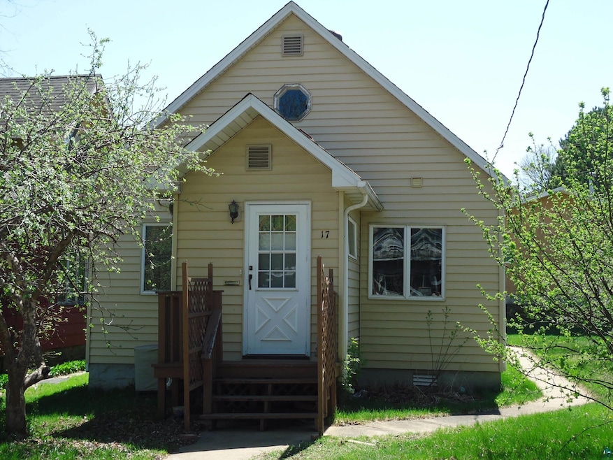 Bungalow featuring crawl space