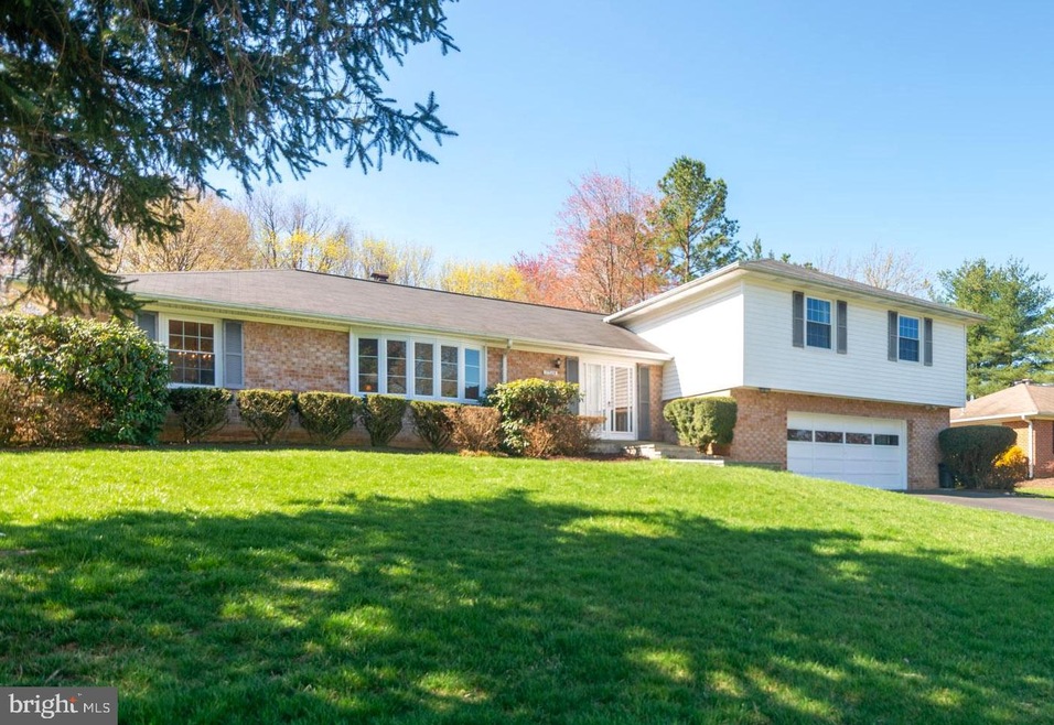 17528 Queen Elizabeth Dr, Olney, MD 20832 - photo 1