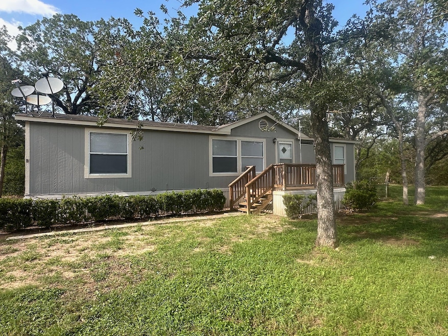 Manufactured / mobile home with a front lawn