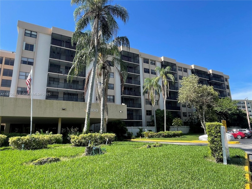 900 NE 195th St unit 703, Miami, FL 33179 - photo 1