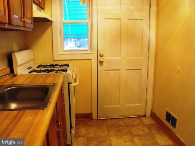 916 N Marlyn Ave, Essex, MD 21221 - photo 1