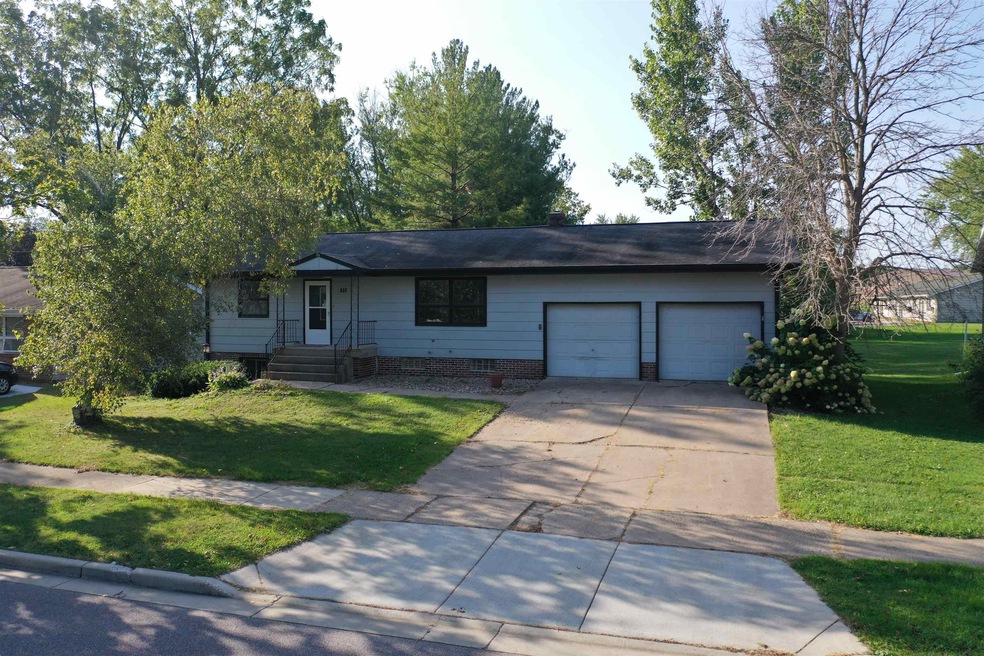 633 Clark St, Reedsburg, WI 53959 - photo 1