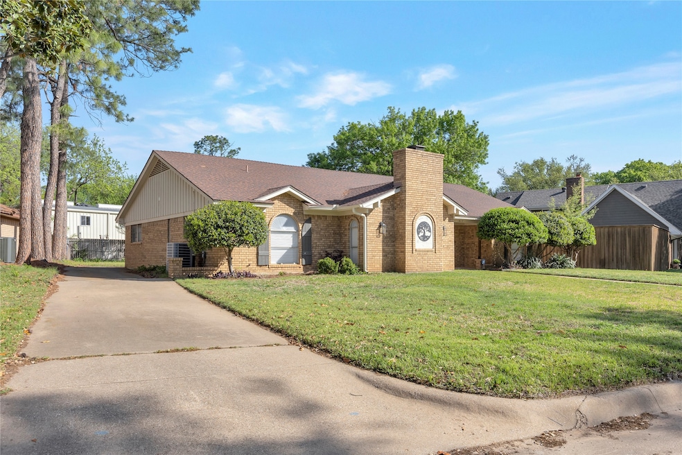 1817 Lincolnshire Dr, Bedford, TX 76021 - photo 1