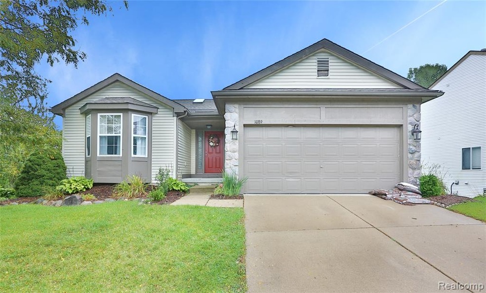 1089 Princeton Dr, Waterford, MI 48327 - photo 1