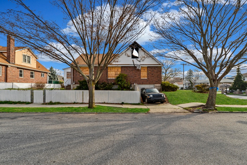 273 Edison St, Staten Island, NY 10306 - photo 1