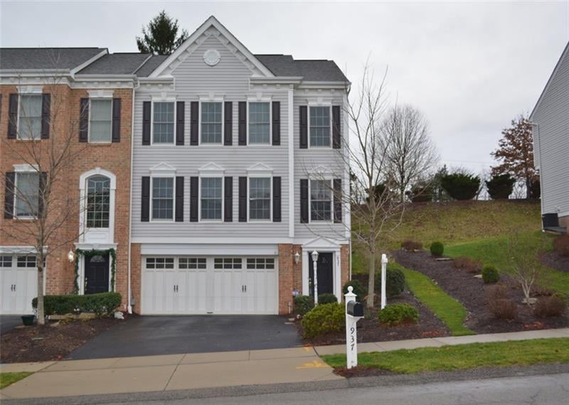 Fantastic end unit located in beautiful cul-de-sac