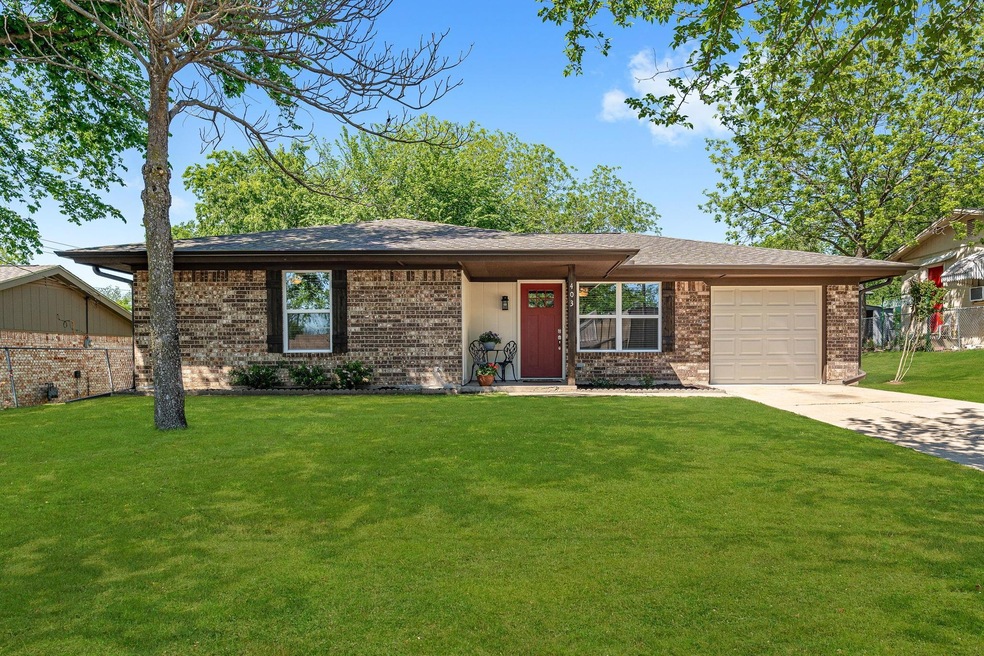 403 Throckmorton St, Weatherford, TX 76086 - photo 1