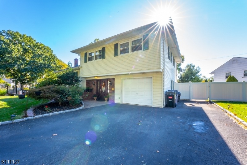 135 Briarheath Ln, Clark, NJ 07066 - photo 1