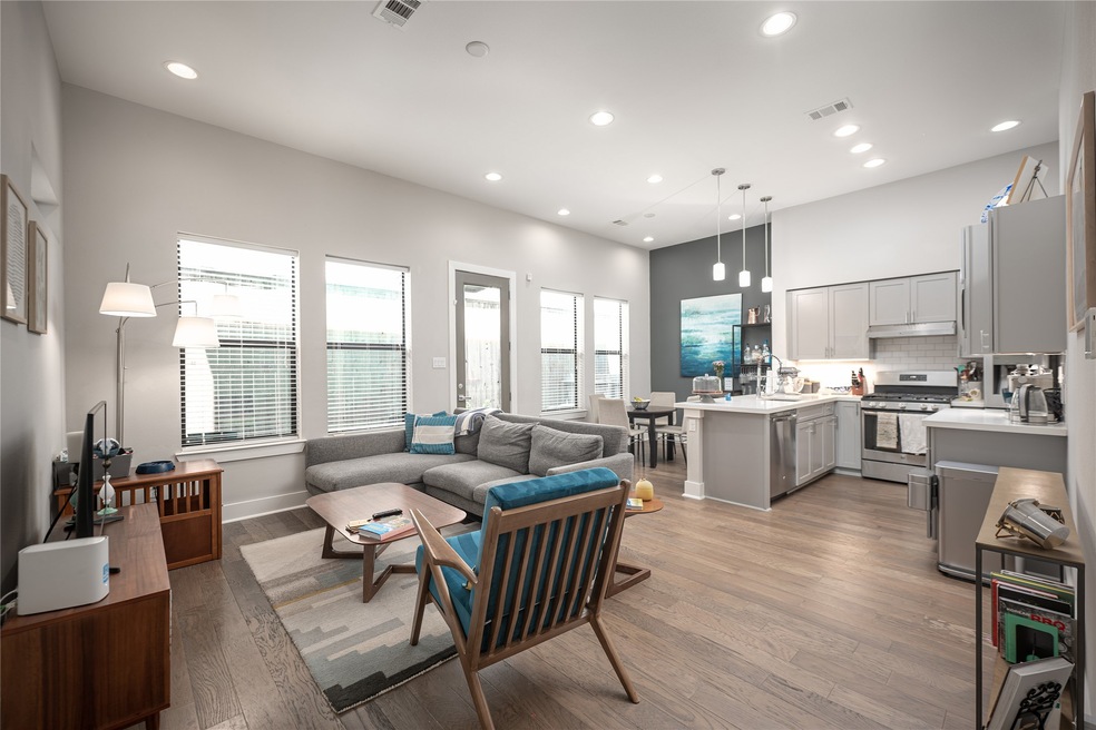 614 Thornton Rd unit E, Houston, TX 77018 - photo 1