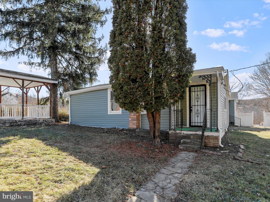 32 Bullett Aly, Paw Paw, WV 25434 - photo 1