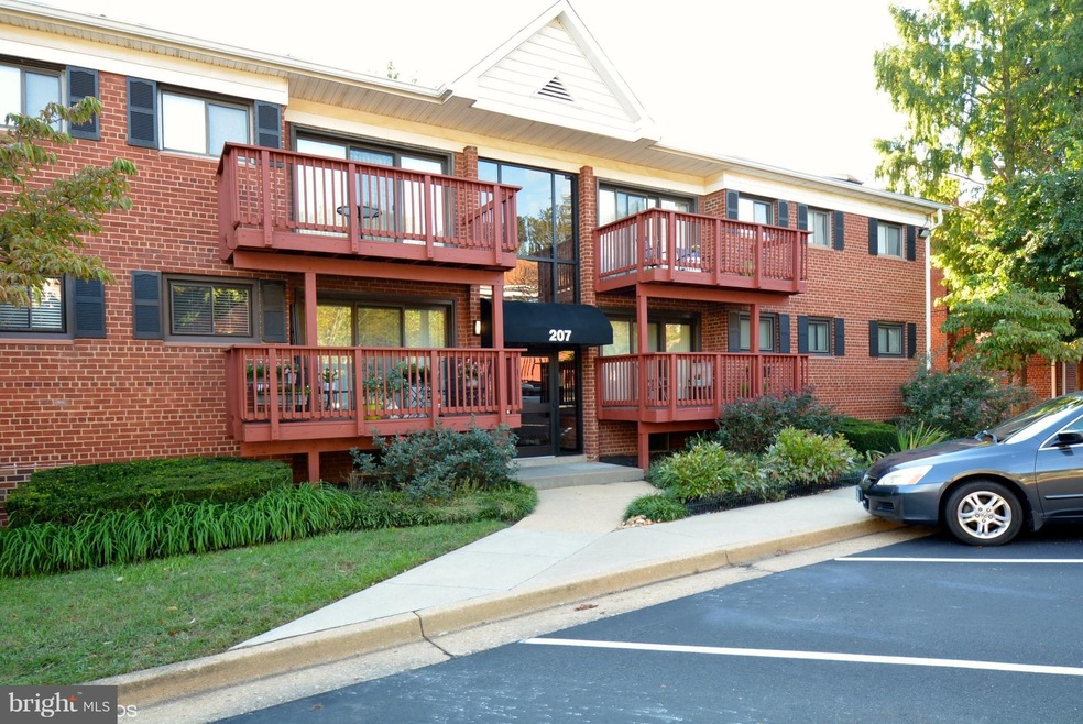207 Skyhill Rd unit 4, Alexandria, VA 22314 - photo 1