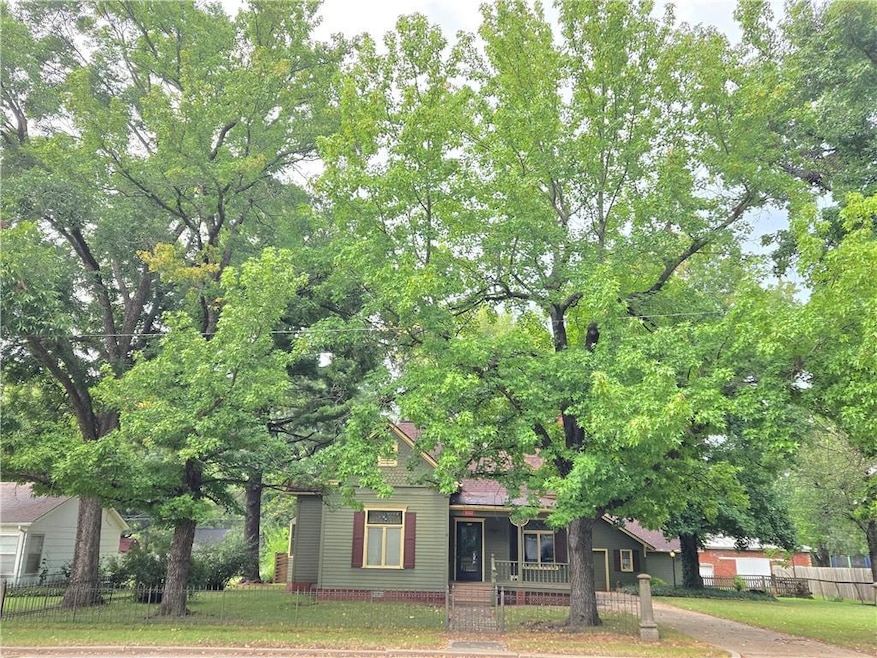 1002 E Main St, Cherryvale, KS 67335 - photo 1