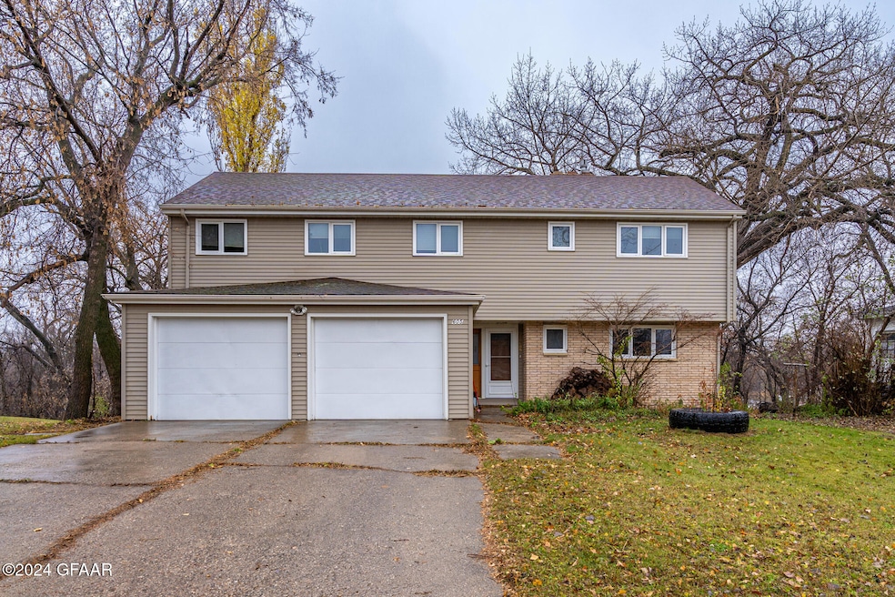 605 Summit Ave N, Crookston, MN 56716 - photo 1