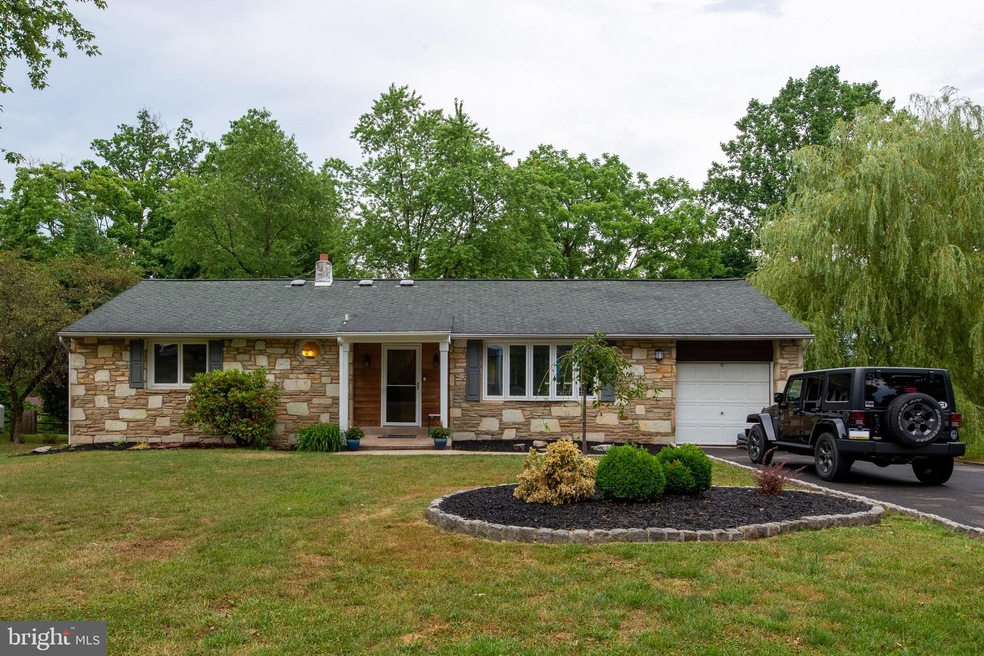 947 Manor Ln, Southampton, PA 18966 - photo 1